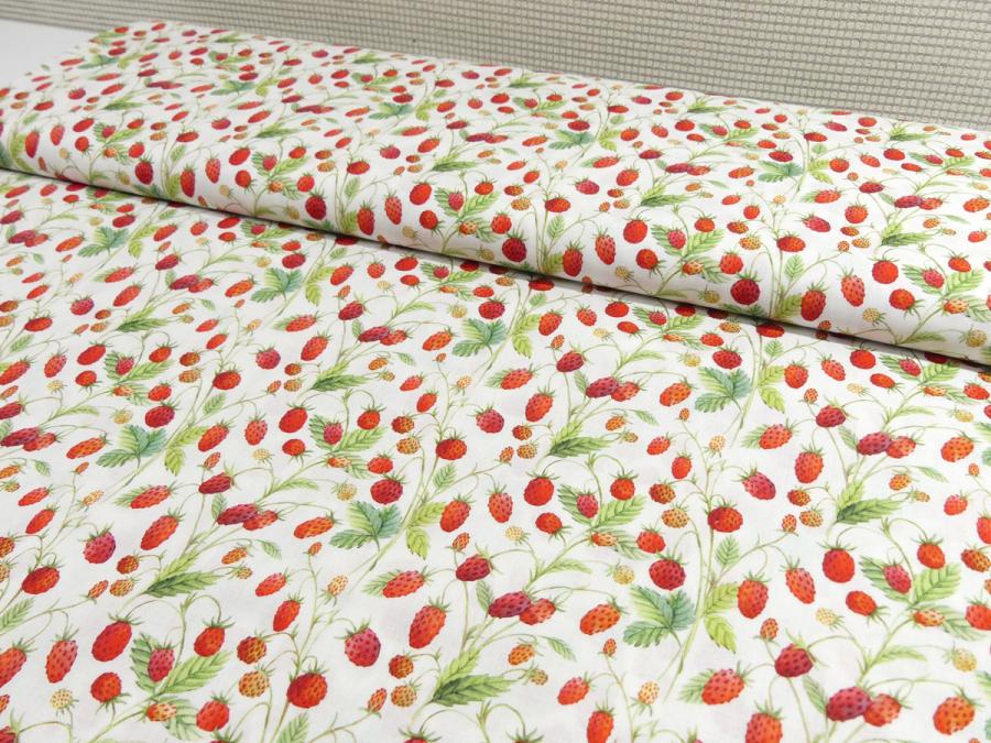 Quiltstoff mit herrlichen Walderdbeeren auf weißem Hintergung von In the Beginning Fabrics aus der Kollektion Hedgehog